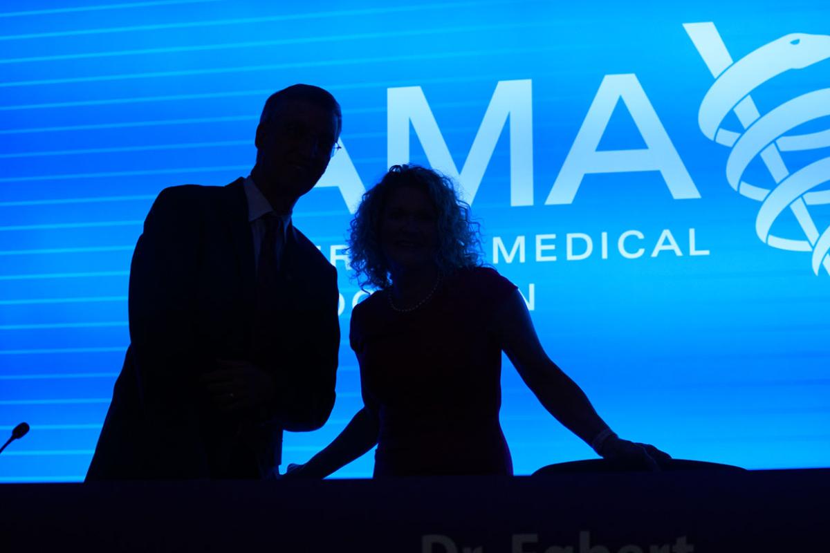 Silhouettes of Bruce Scott, MD, and Lisa Egbert, MD, at the 2023 Annual Meeting